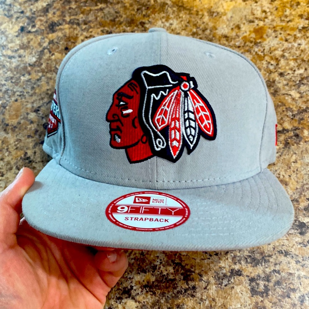 New 9fifty new era adjustable cap Gray red colorway . NHL Chicago Blackhawks